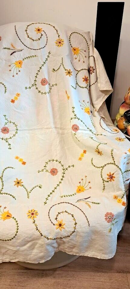 BEAUTIFUL VINTAGE LINEN TABLECLOTH- LOVELYHAND EMBROIDERY-47\