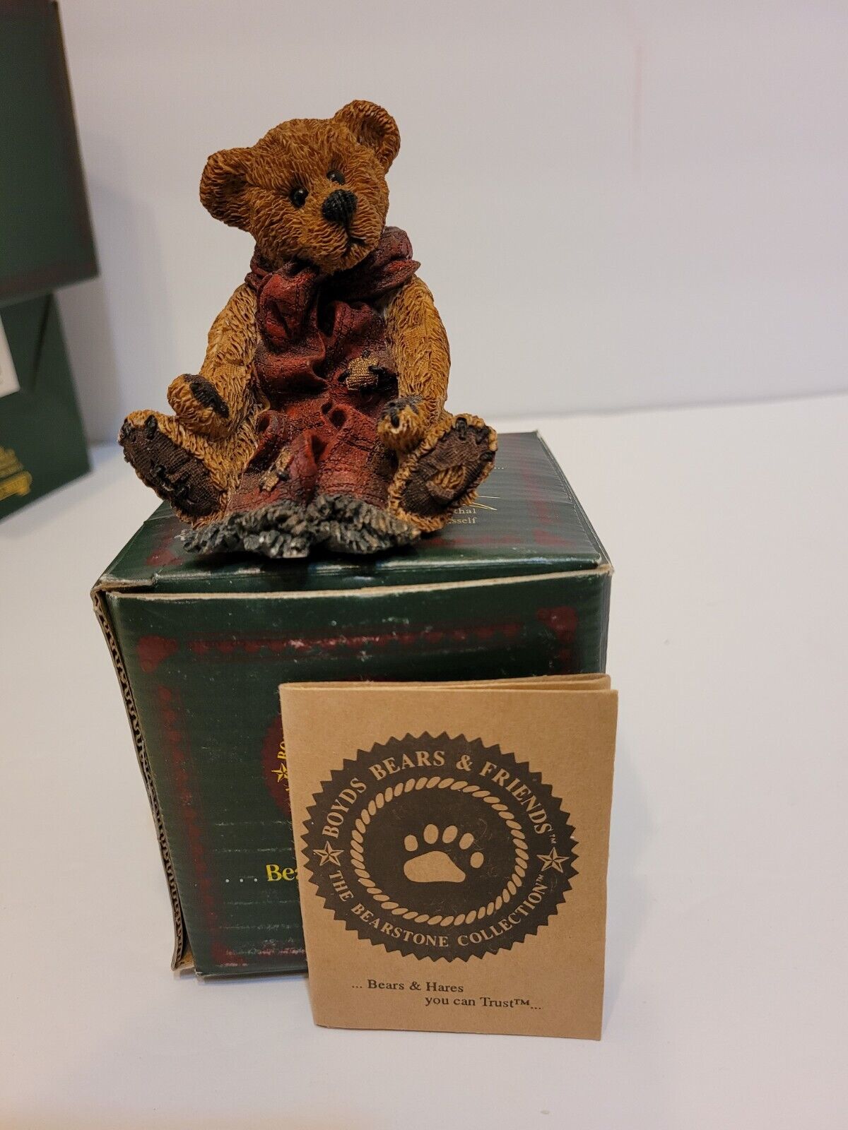 Boyds Bears Figurines, Grenville..with red scarf 6E/2692