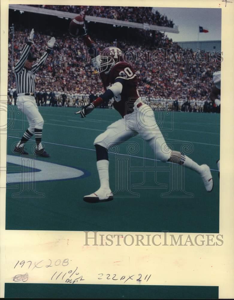 1988 Press Photo Tony Thompson, Texas A&M football player celebrating.