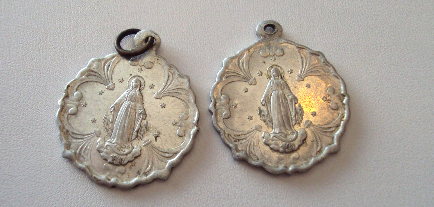 2 VINTAGE SILVER TONE BLESSED MOTHER ROUND SCALLOPED MEDALS     TG