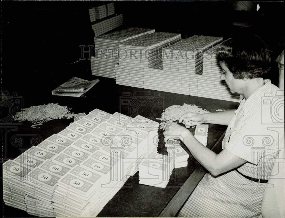1966 Press Photo Worker Wraps Packets of Monopoly Money, Salem, Massachusetts