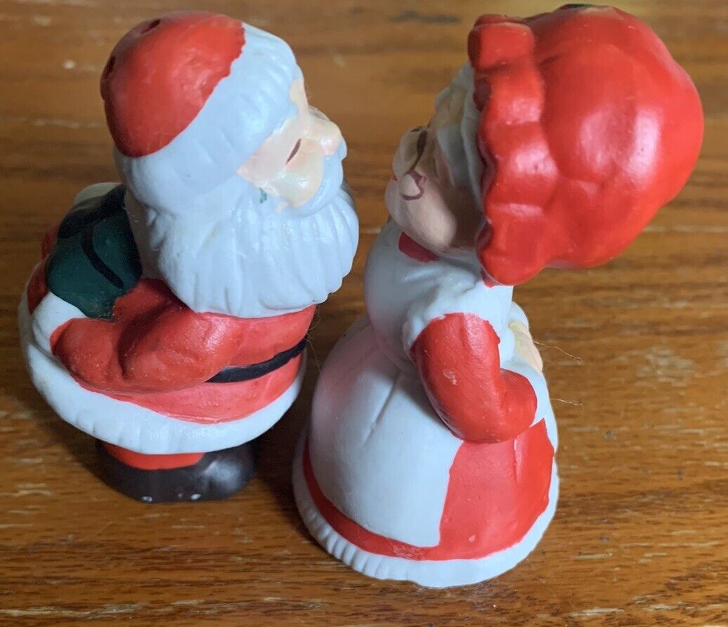 Vtg Christmas Santa and Mrs. Claus Kissing Salt & Pepper Shakers Set 🎄
