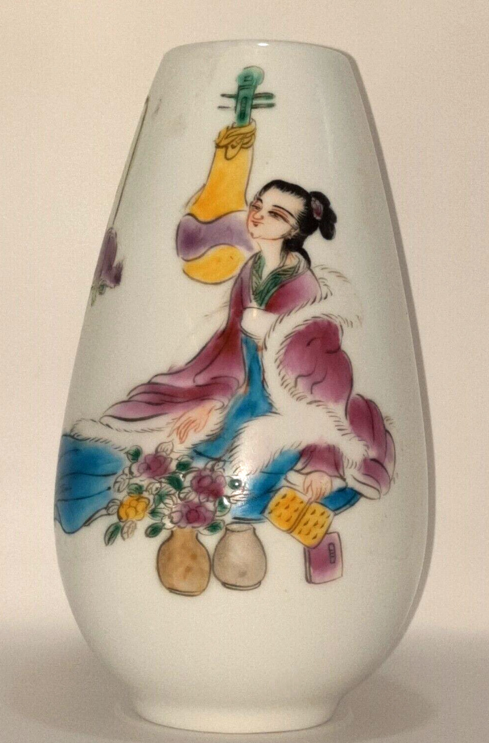 CHINESE DECORATIVE HAND PAINTED PORCELAIN VASE , WOMAN PUTTING FLOWERS IN VASES
