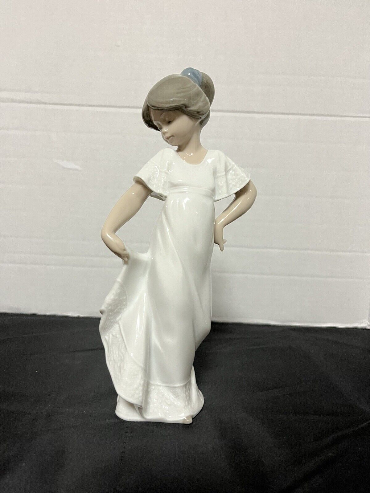 NAO BY LLADRO 1110 HOW PRETTY GIRL HOLDING DRESS PORCELAIN FIGURINE