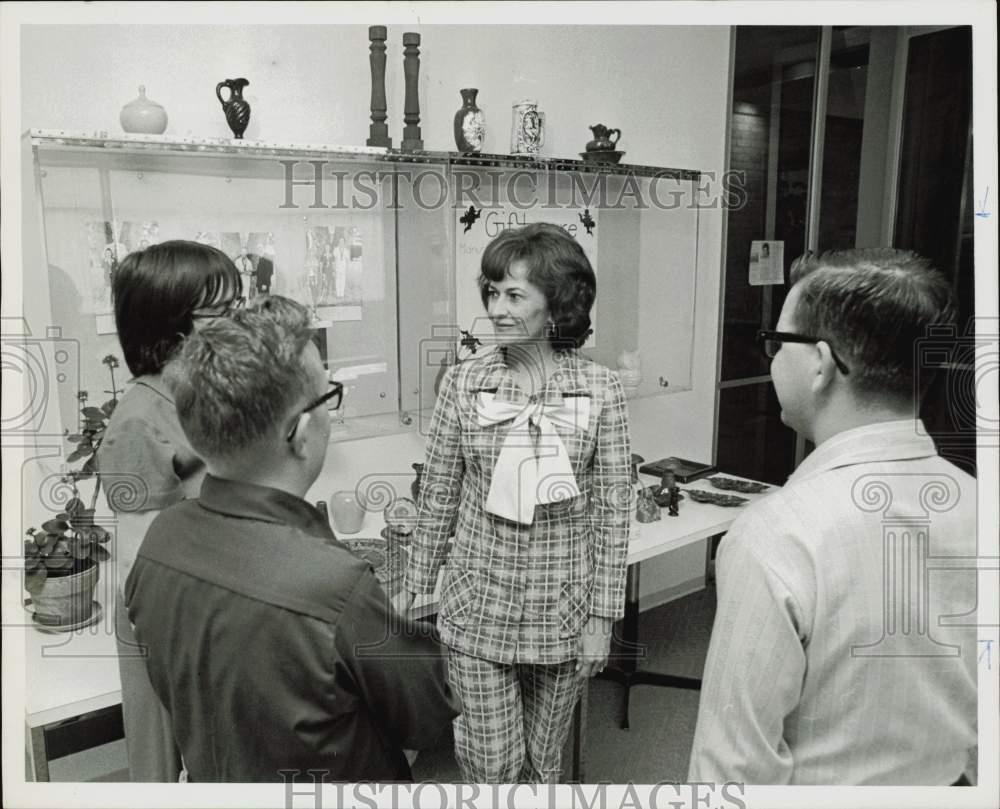 1973 Press Photo Kittie Livesay talks with residents at Harris County\'s MHMR.