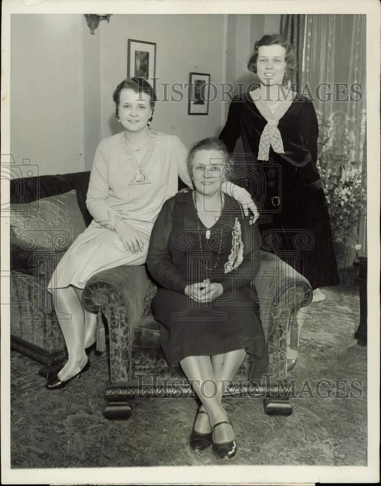 1929 Press Photo Metropolitan Opera star Marion Talley with her mother & sister