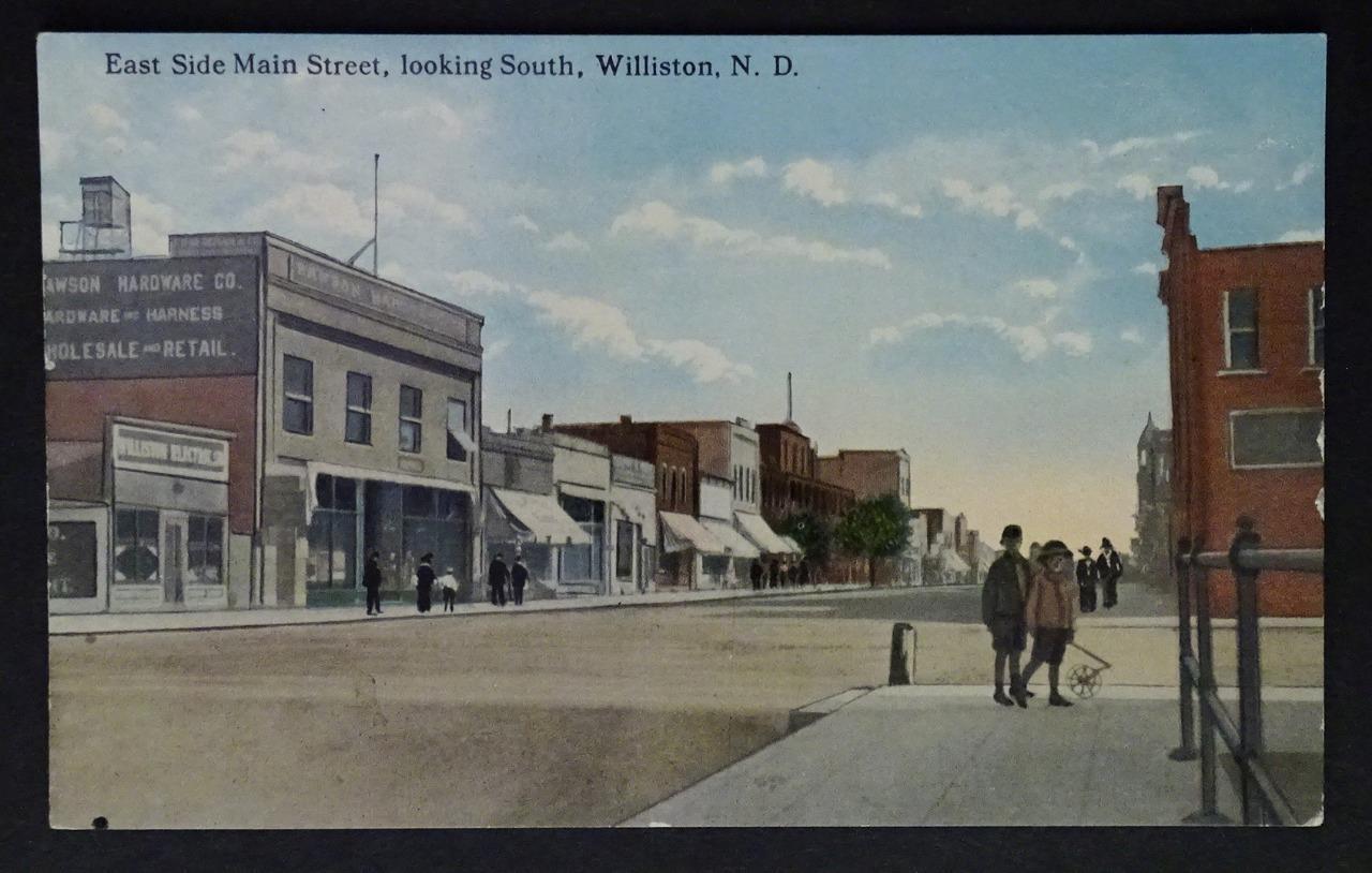 Williston North Dakota East Side of Main looking South Early Post Card PC1-18