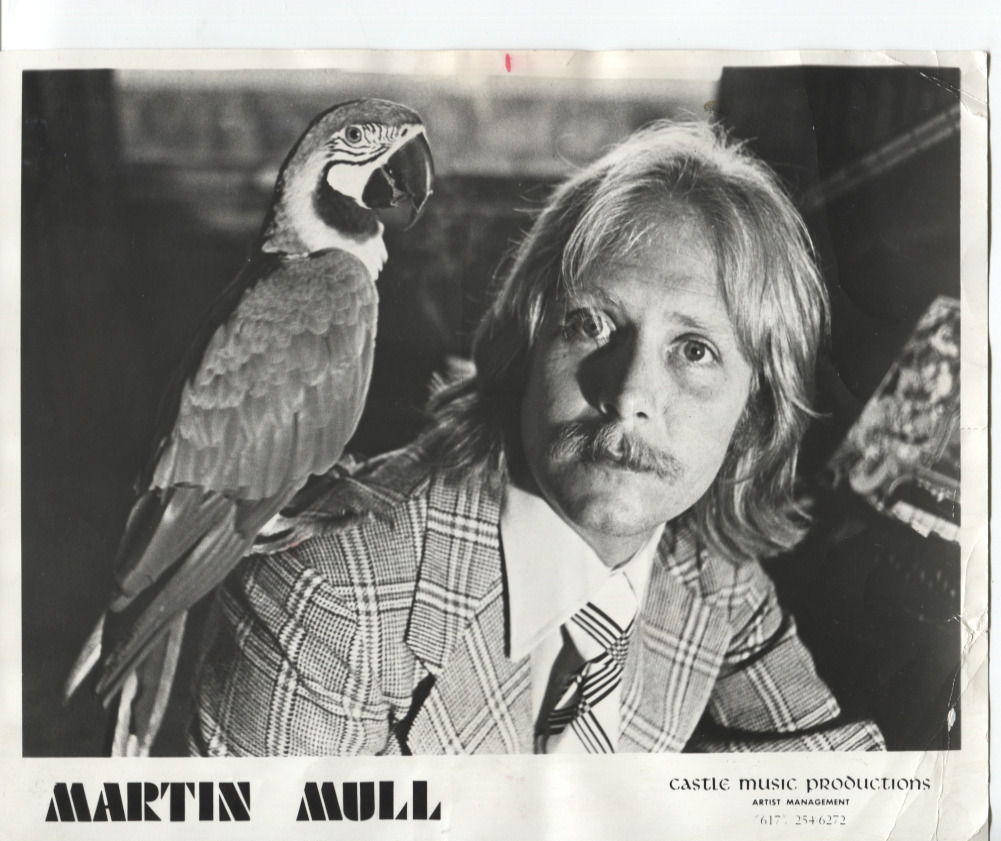 1974 Press Photo of funny man actor Martin Mull with Parakeet on shoulder