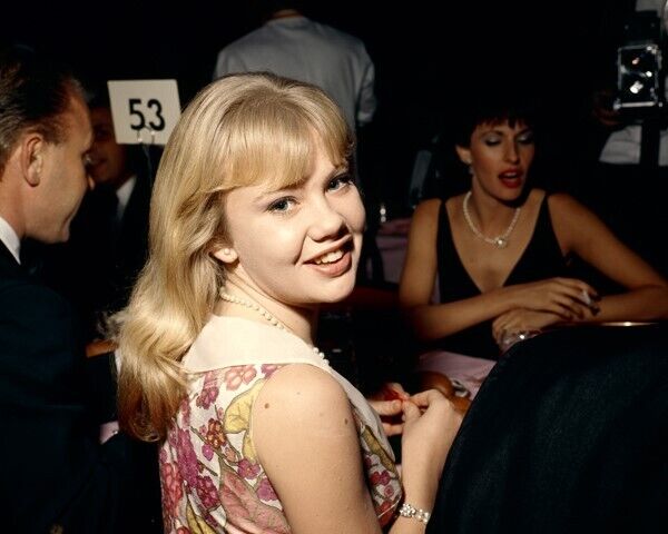 Hayley Mills dines out in Hollywood 1960\'s smiling for cameras 8x10 real photo