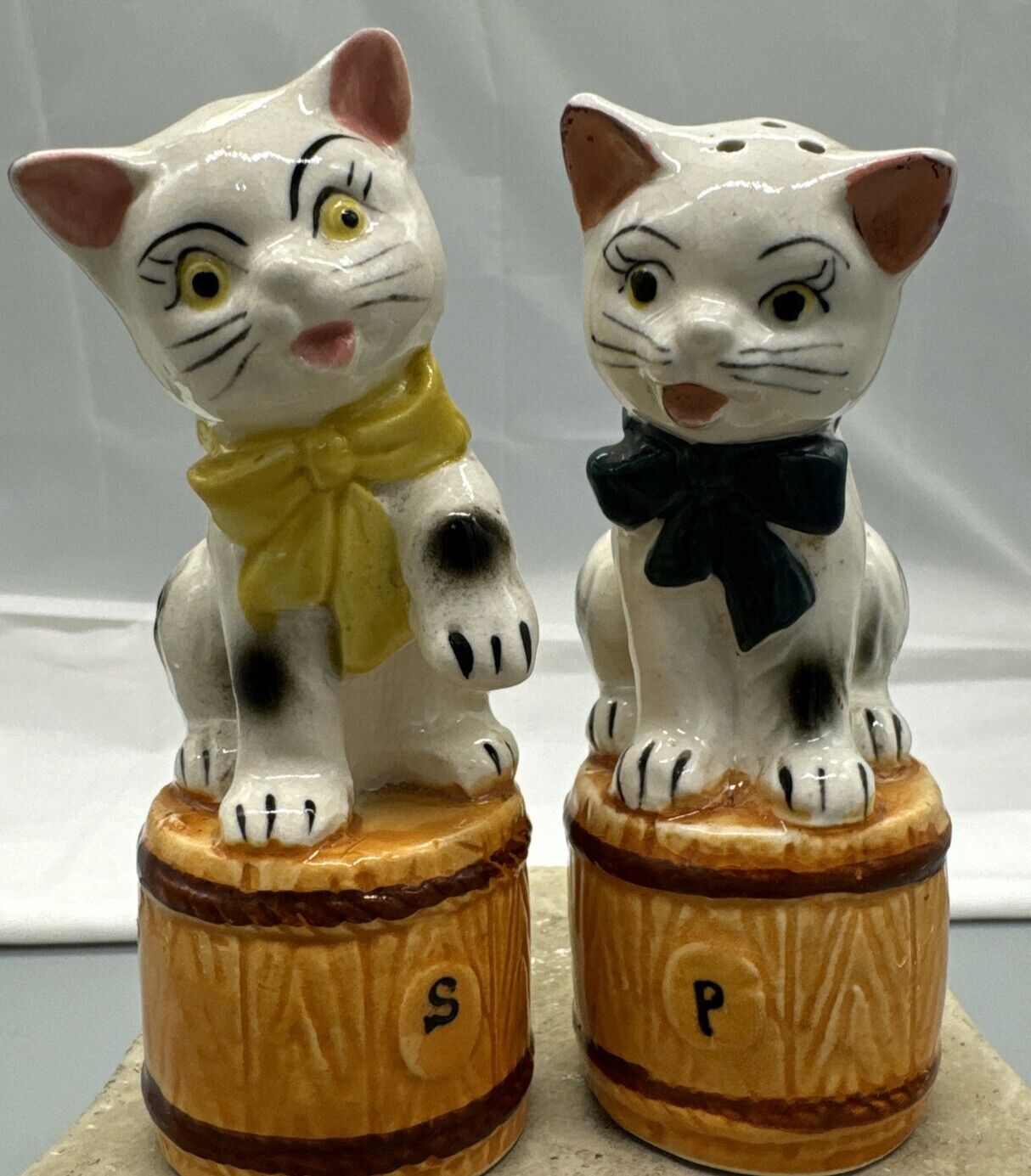 Vintage Kitty Cats On Barrel Salt & Pepper Shakers Anthropomorphic Kitschy Japan