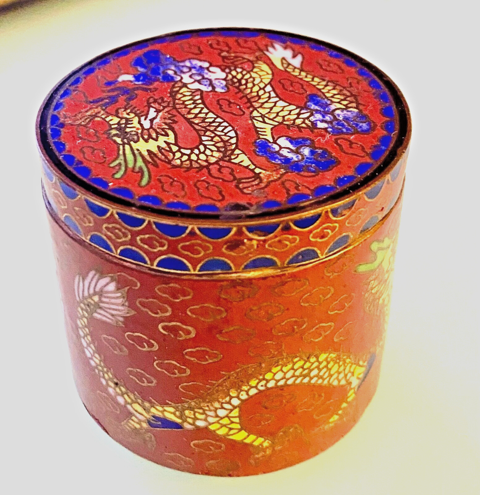 RARE CHINESE SNUFF TRINKET BOX IN CLOISONNE BRONZE AND GILDING DRAGONS c1930 g.