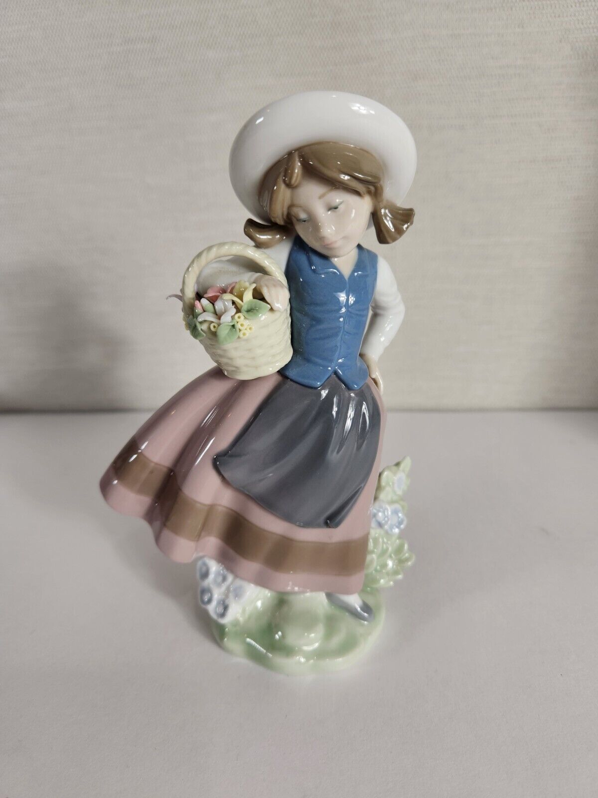 Vtg Lladro Sweet Scent Girl Porcelain Figurine w/ Flower Basket 6.5\
