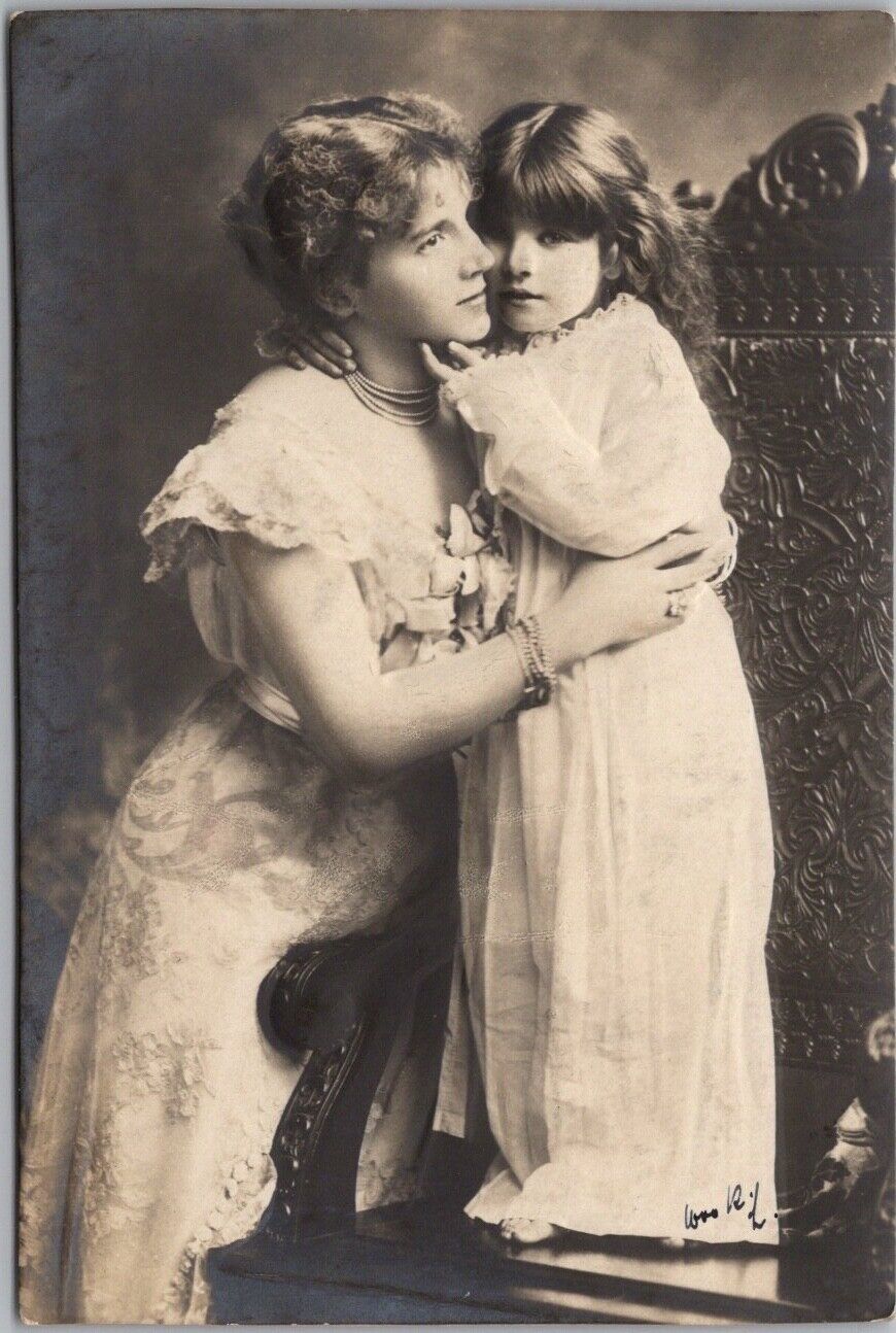 Vintage 1905 German Embossed Greetings Postcard Mother & Daughter / Sweet Image