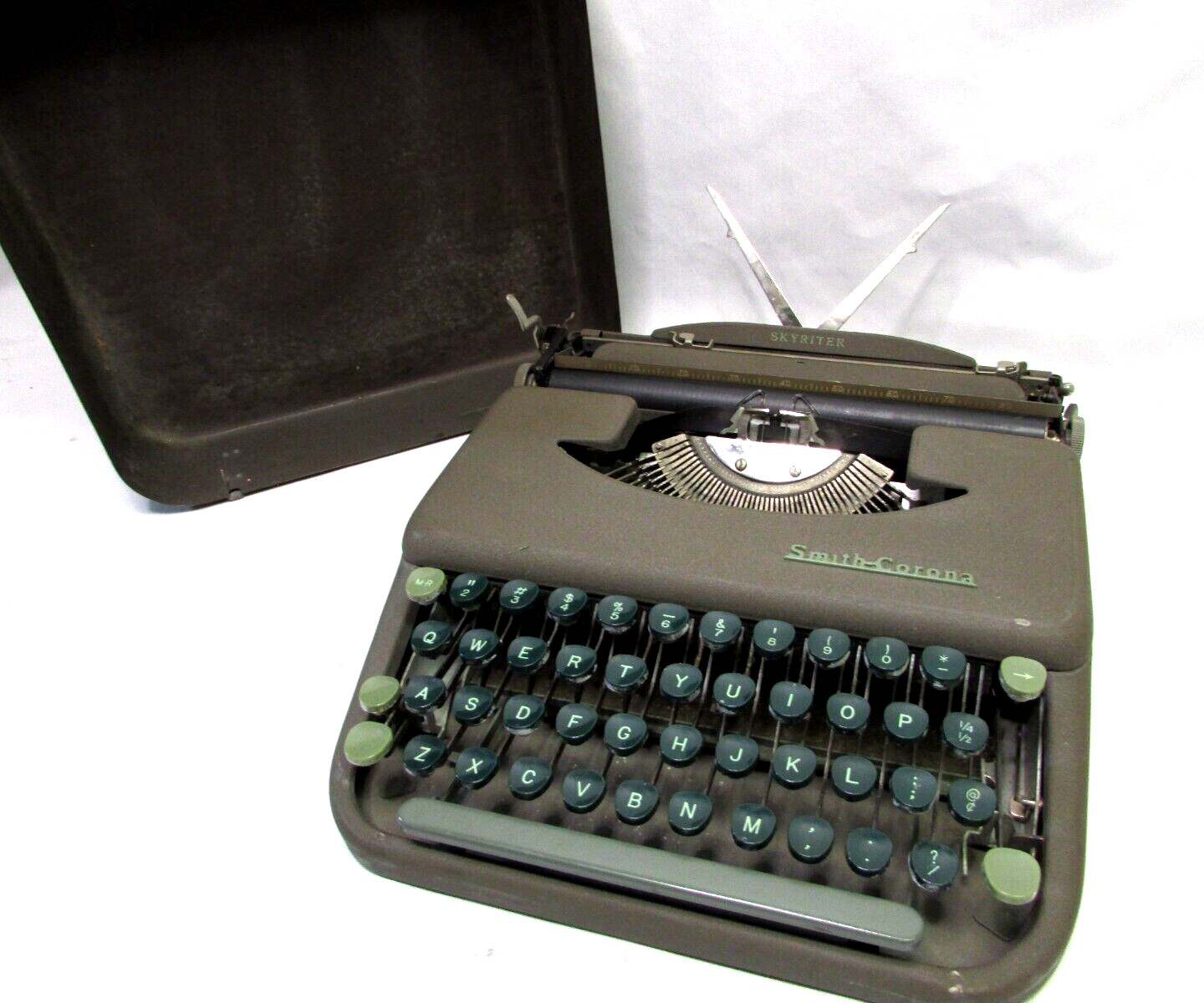 Vintage Working 1950's Smith-Corona Skyriter Typewriter With Original Steel Case