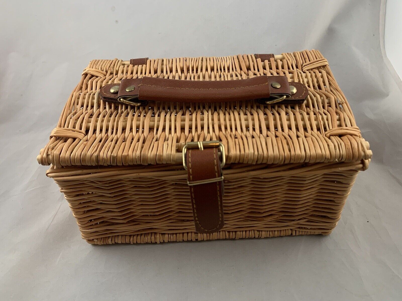 Vtg Wicker Rattan Basket Trinket Box With Lid  Leather Hinges, Clasp, Handle