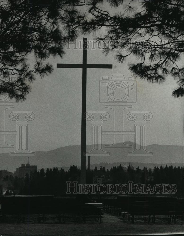 1963 Press Photo Concrete cross on the highest hill at Greenwood Cemetery.