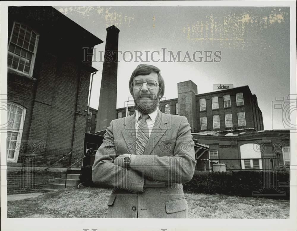 1983 Press Photo Larry Hudock in front of Xidex plant in Holyoke, Massachusetts.