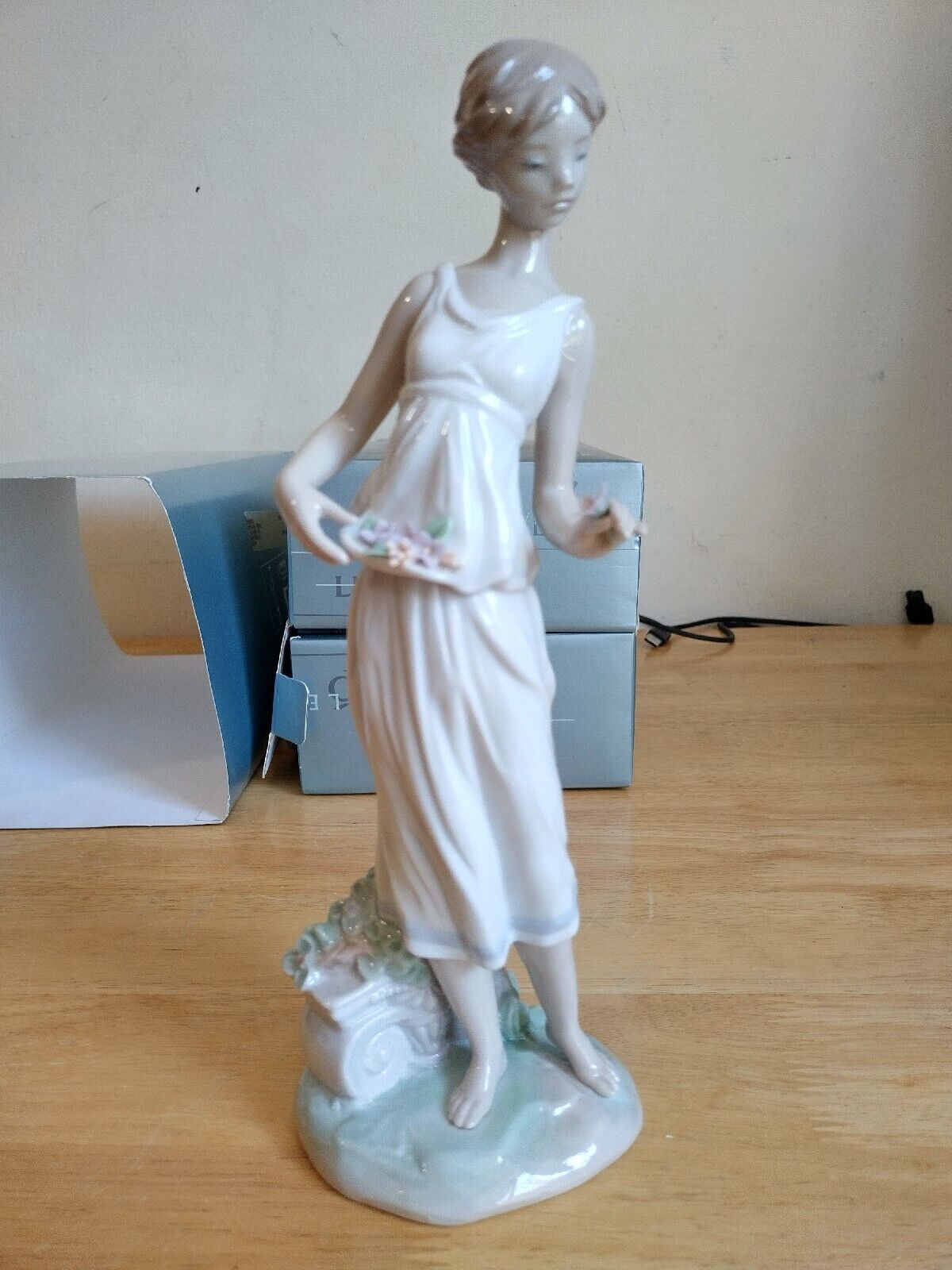 Lladro Privilege Made in Spain Porcelain Statue - Flowers for a Goddess #7709
