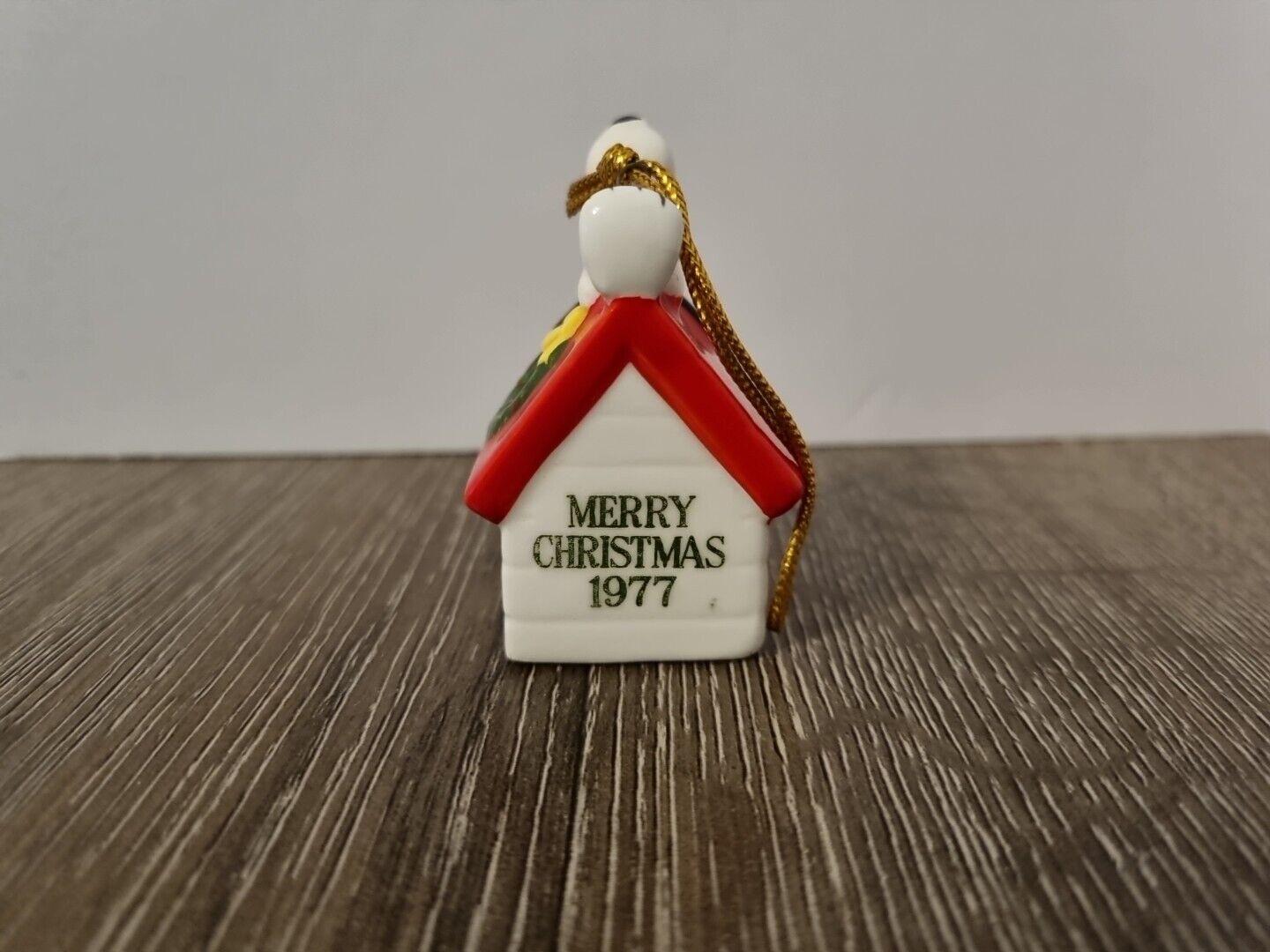 Vintage SNOOPY On Doghouse Peanuts Christmas Ceramic Ornament 