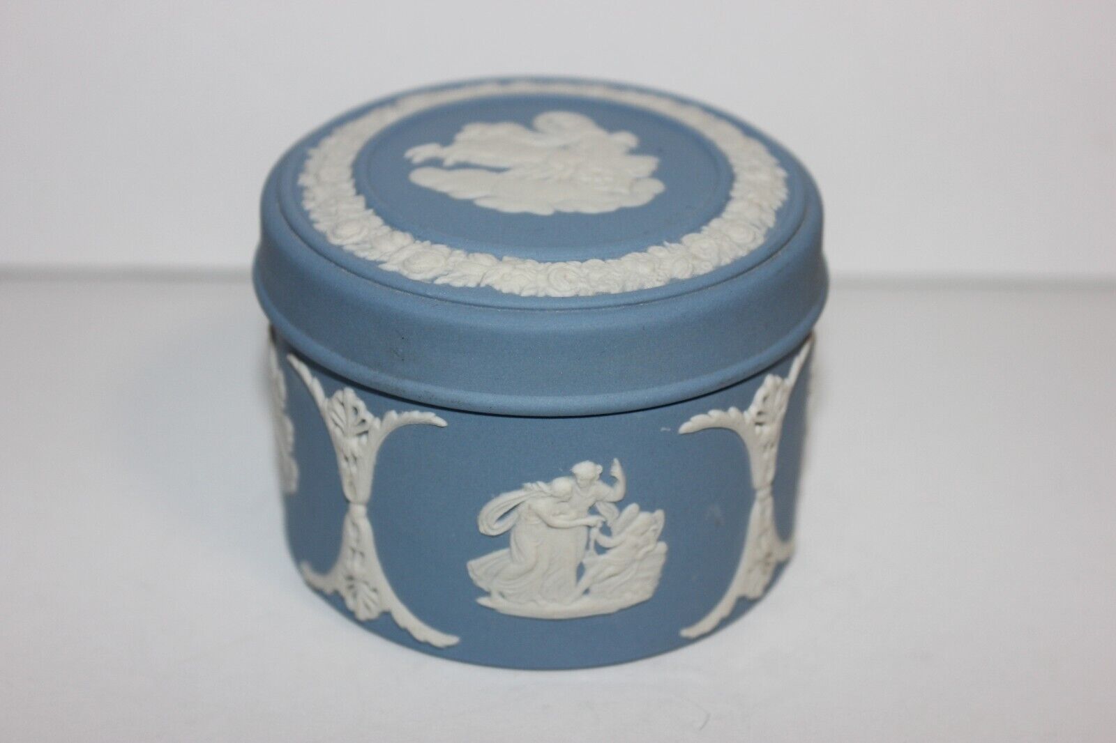 Beautiful Wedgwood Blue & White Jasperware Round Trinket Jewelry Box, 5 Scenes