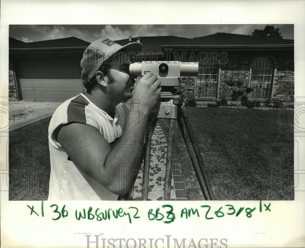 1986 Press Photo Herbert Conners takes elevations in Buccaneer Villa North