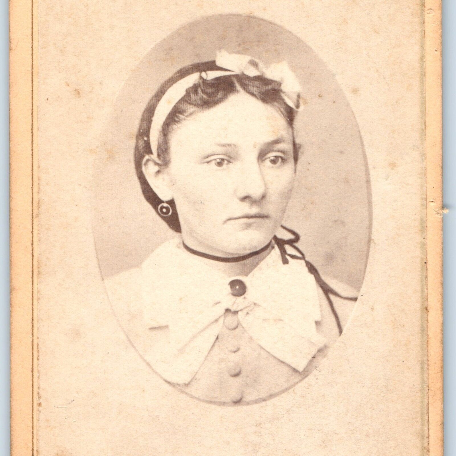 c1870s Waverly, Iowa Cute Young Lady w/ Bow & Choker CdV Photo Card Apfel IA H11