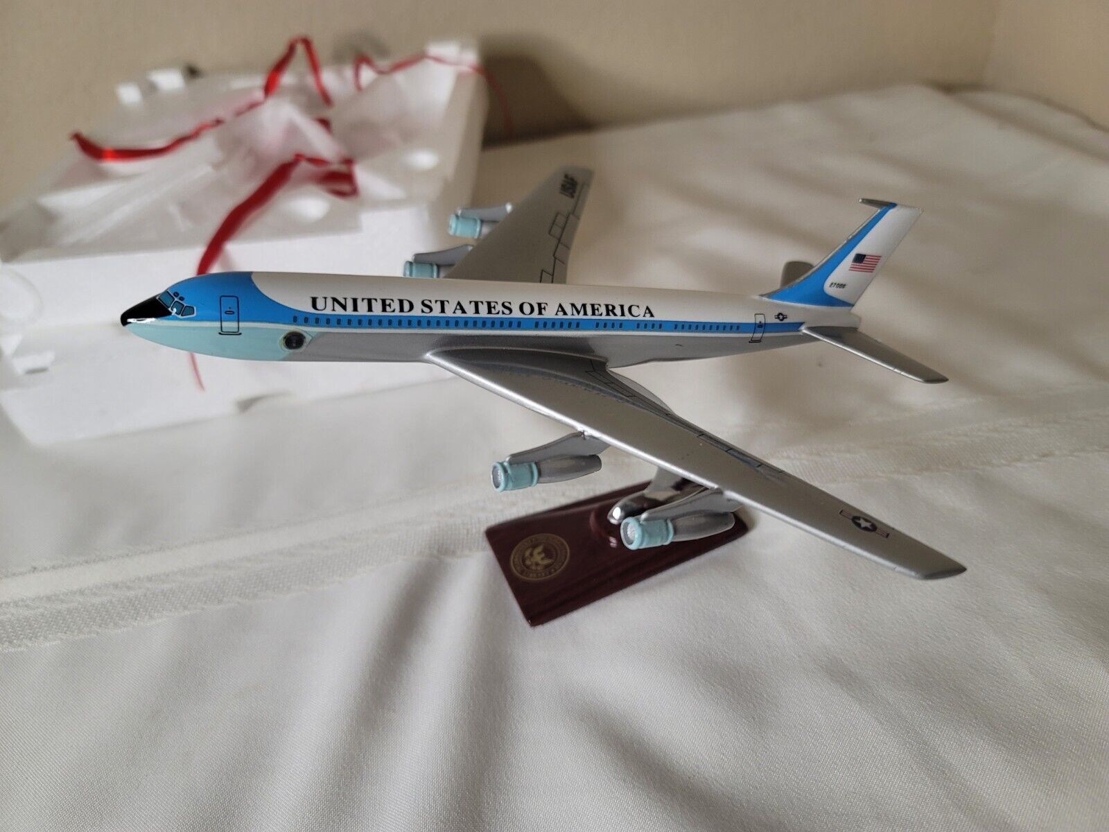 USAF Air Force One Two Boeing C-32 VIP 80001 Desk Top Model Airplane