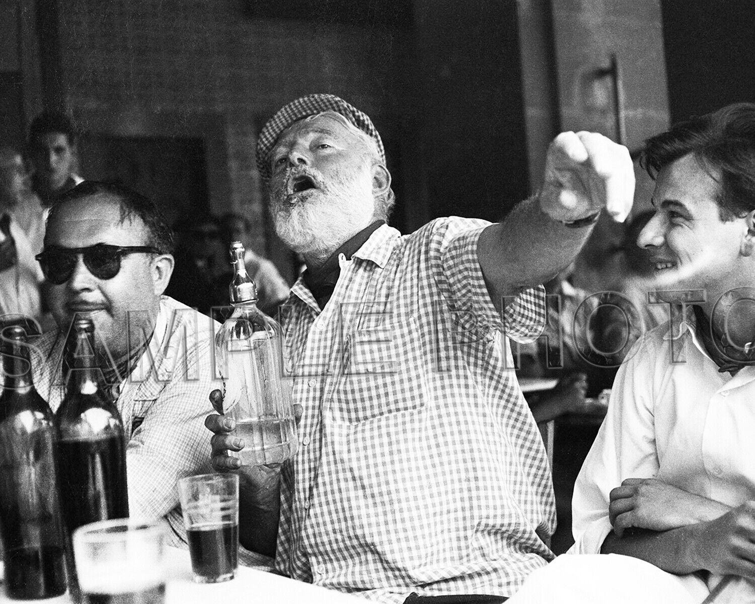 ERNEST HEMINGWAY AMERICAN AUTHOR DRINKING AT A BAR 8x10 PHOTO 
