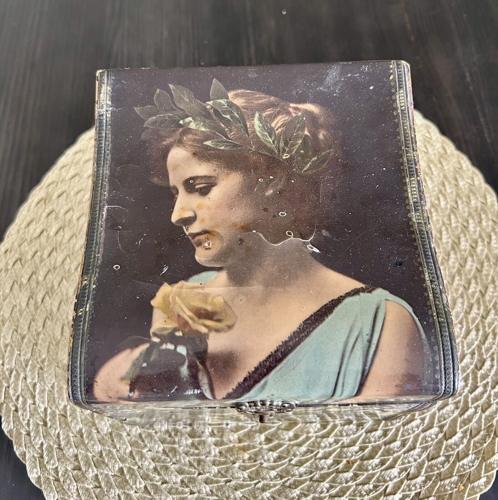 Antique Victorian Celluloid Collar Box Elegant Lady w/ One Antique Collar