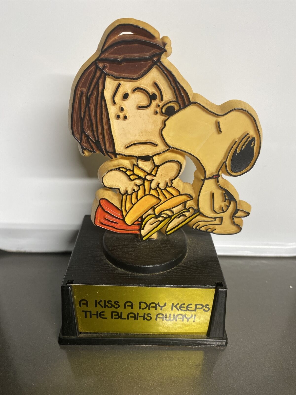 RARE Vintage 1960’s Aviva Peanuts Snoopy A Kiss Keeps The Blahs Away Trophy