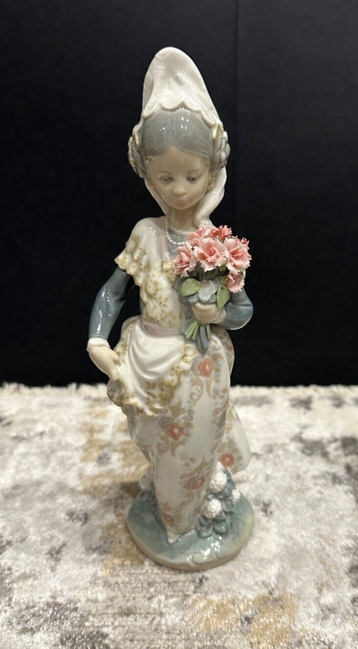 Vintage (1977) - Lladro #1304 Valencian Girl With Flowers Porcelain Figurine 