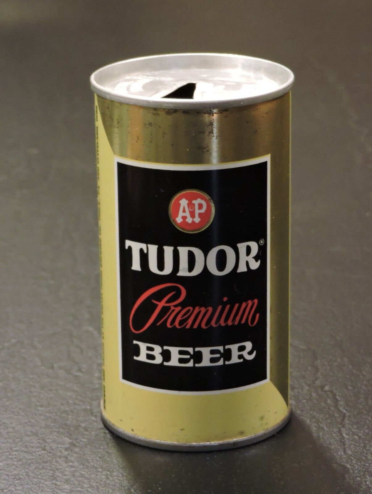A&P TUDOR BEER, VALLEY FORGE BREWING CO., PHILA. PA. TAB TOP BEER CAN #132-1