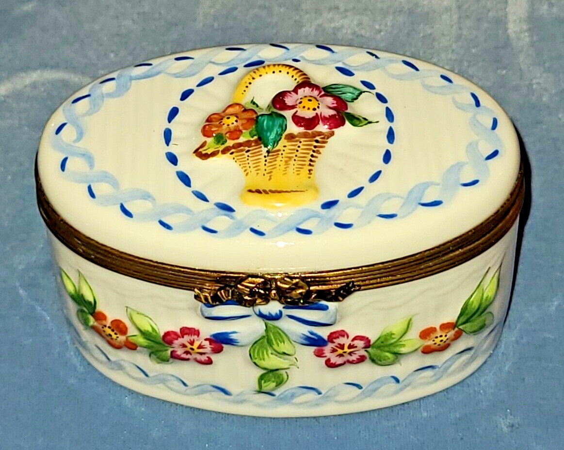 Vtg Limoges Rochard peint main oval porcelain trinket box, basket of flowers
