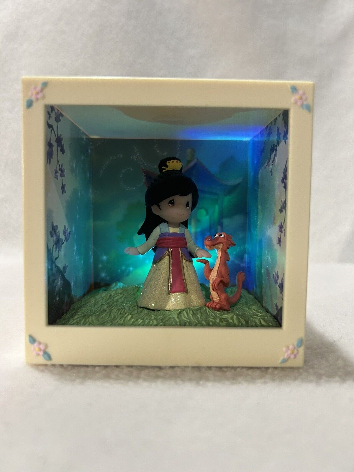 Precious Moments Mulan Cube Disney “Share the Gift of Love” LED Light