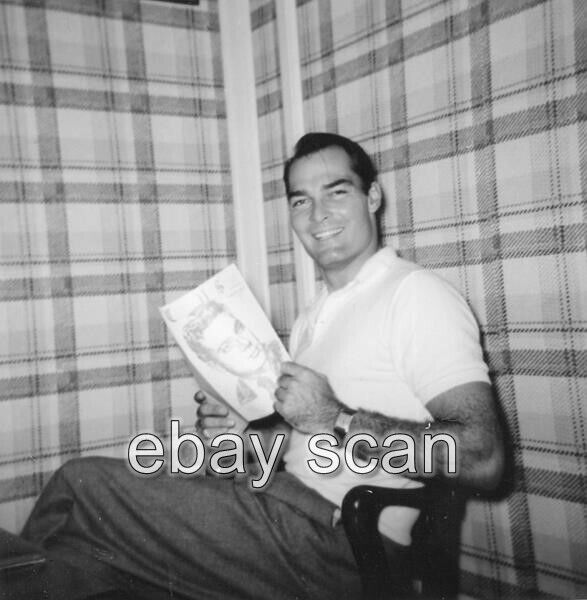 ACTOR JOHN RUSSELL EARLY IN CAREER AT HOME CANDID   8X10 PHOTO 3