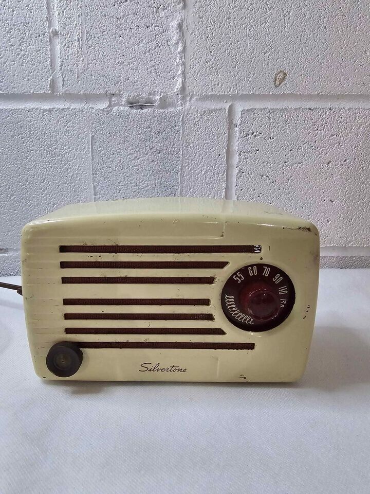 1949 SILVERTONE VINTAGE RADIO