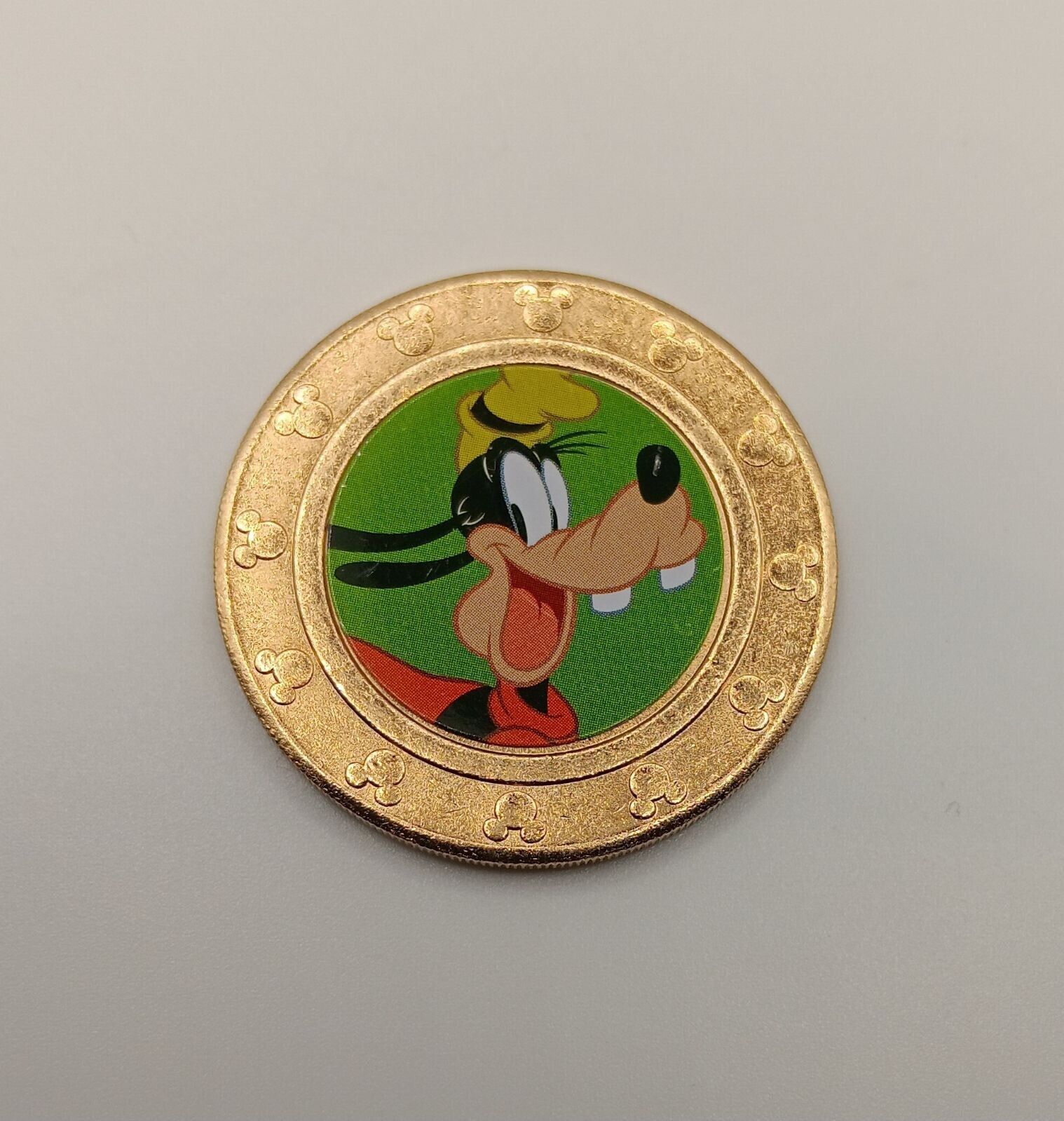 NEW Disney Mickey Mouse Wonder Mates Metal Coin Goofy Green Background