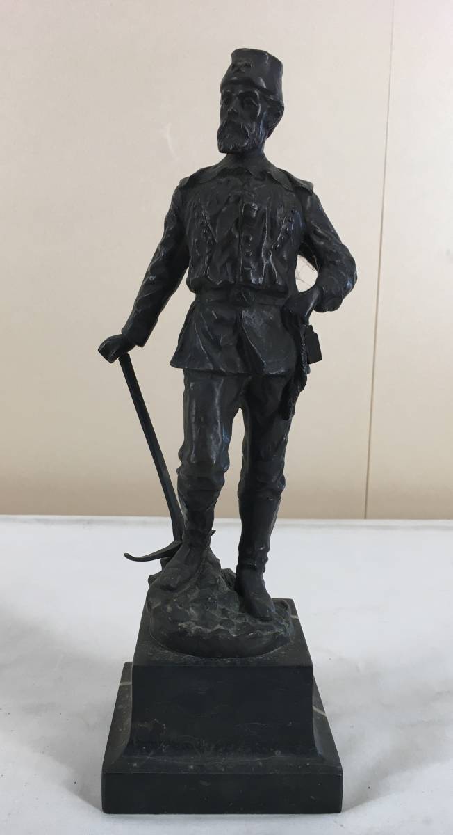 Sir Hilary? /[Bronze statue/climber/author unknown]/Officer-like appearance