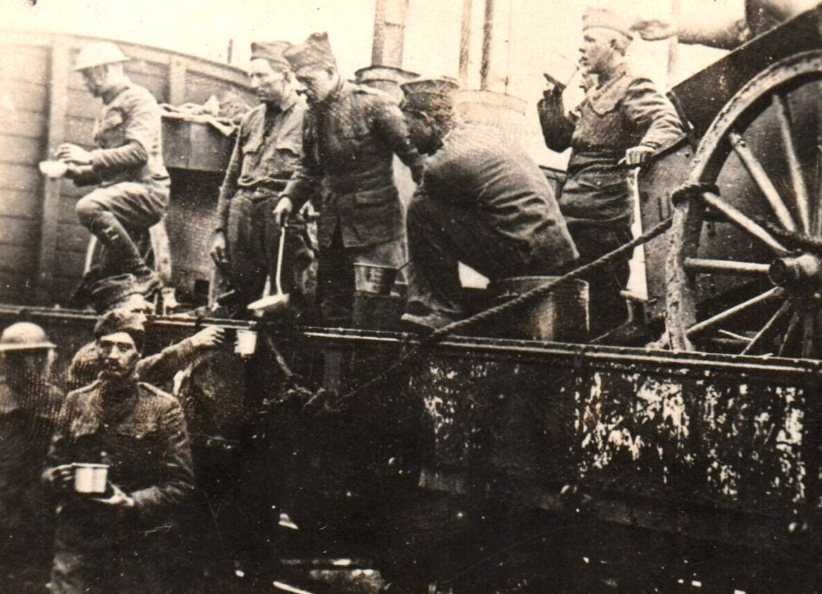 WWI World War Great War RPPC Postcard UNPOSTED Soldiers on Water Break