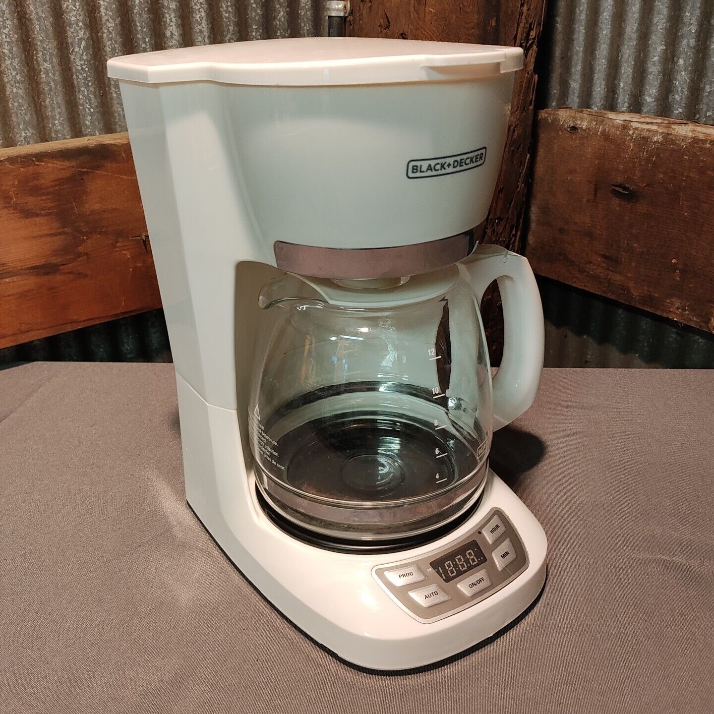 Very Nice Black & Decker Model CM1060W 12 Cup Coffee Maker  *Tested and Works