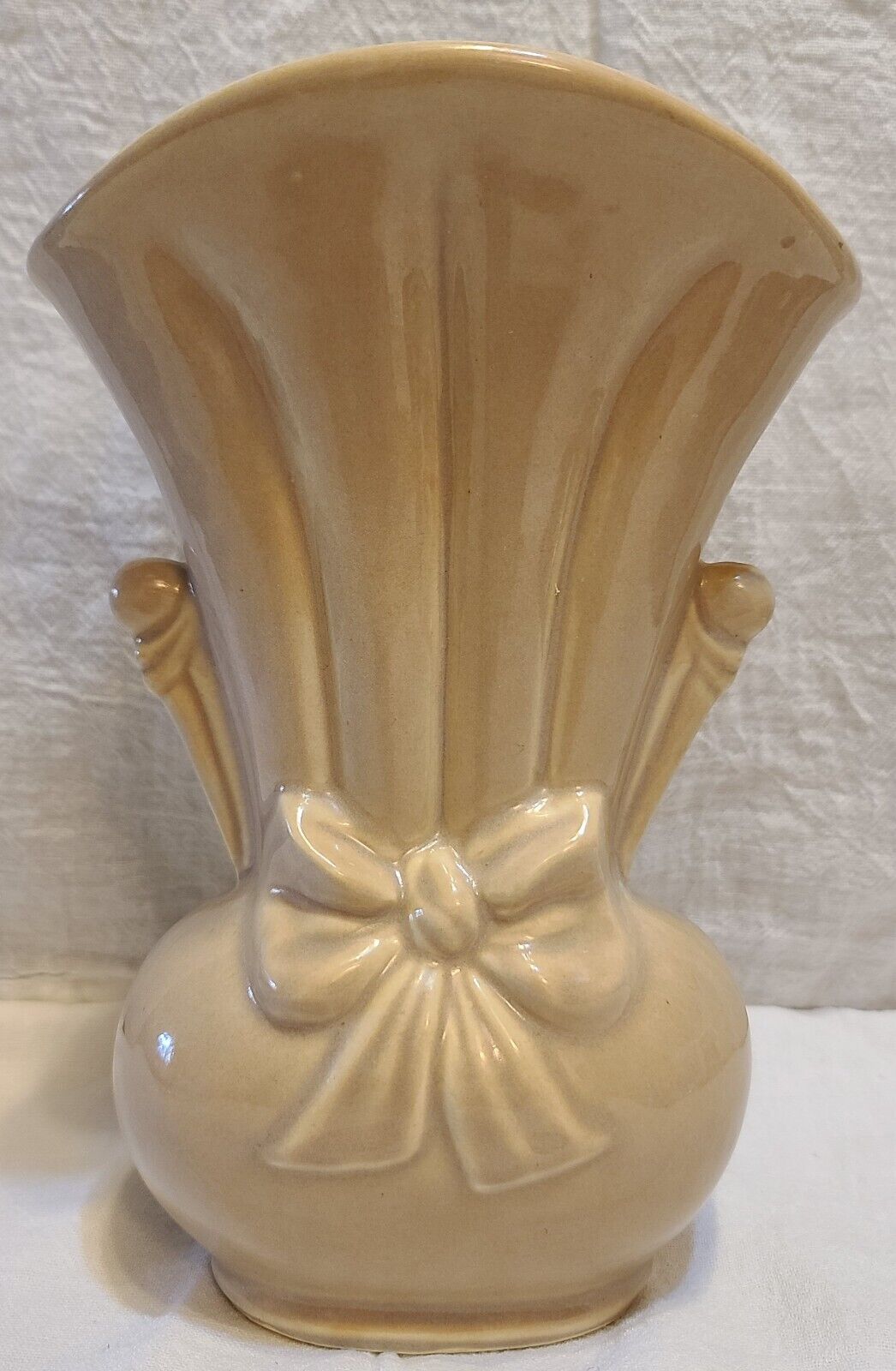 Shawnee Pottery USA 819 Vintage 1940s Tan Bow Vase