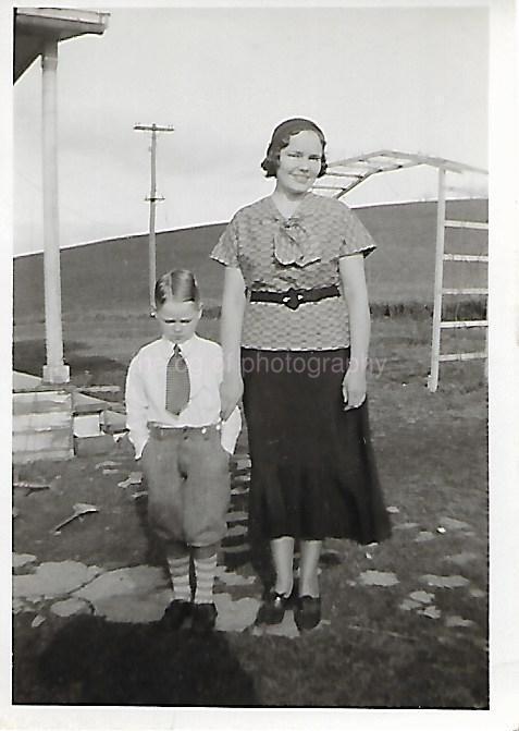 SMALL FOUND PHOTO Original BLACK AND WHITE Snapshot MOTHER AND CHILD 26 68 W
