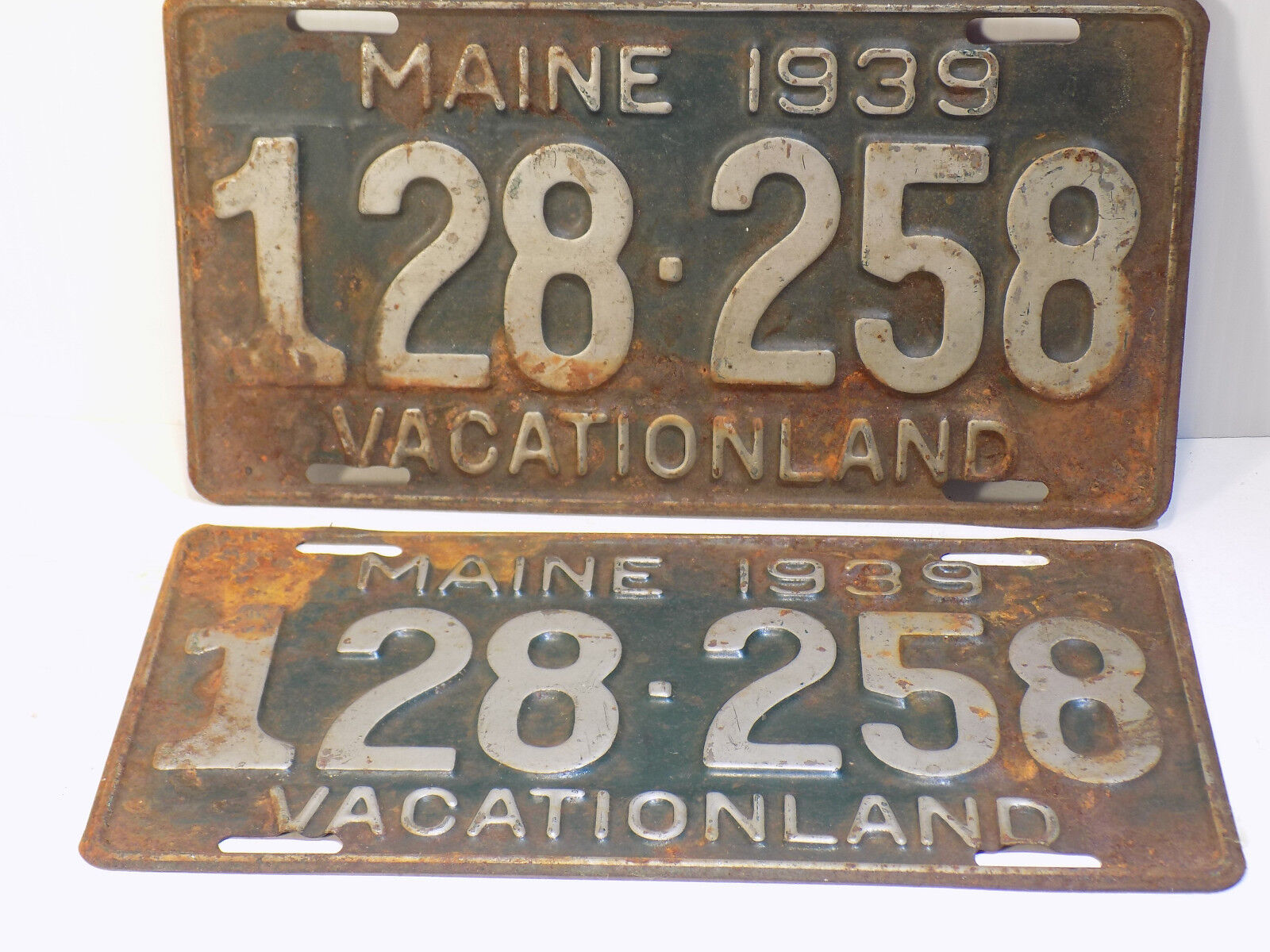 Original 1939 MAINE PASSENGER LICENSE PLATE # 128-258 Pair Nicely Aged Barn Find