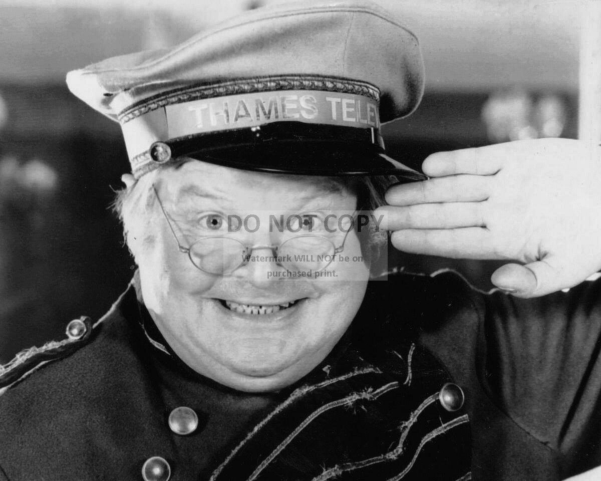 BENNY HILL ENGLISH COMEDIAN AND ACTOR - 8X10 PUBLICITY PHOTO (DA-227)