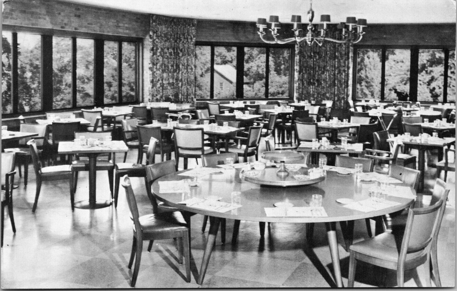 1950s CAYUGA, New York Postcard AURORA INN Main Dinning Room  Unused