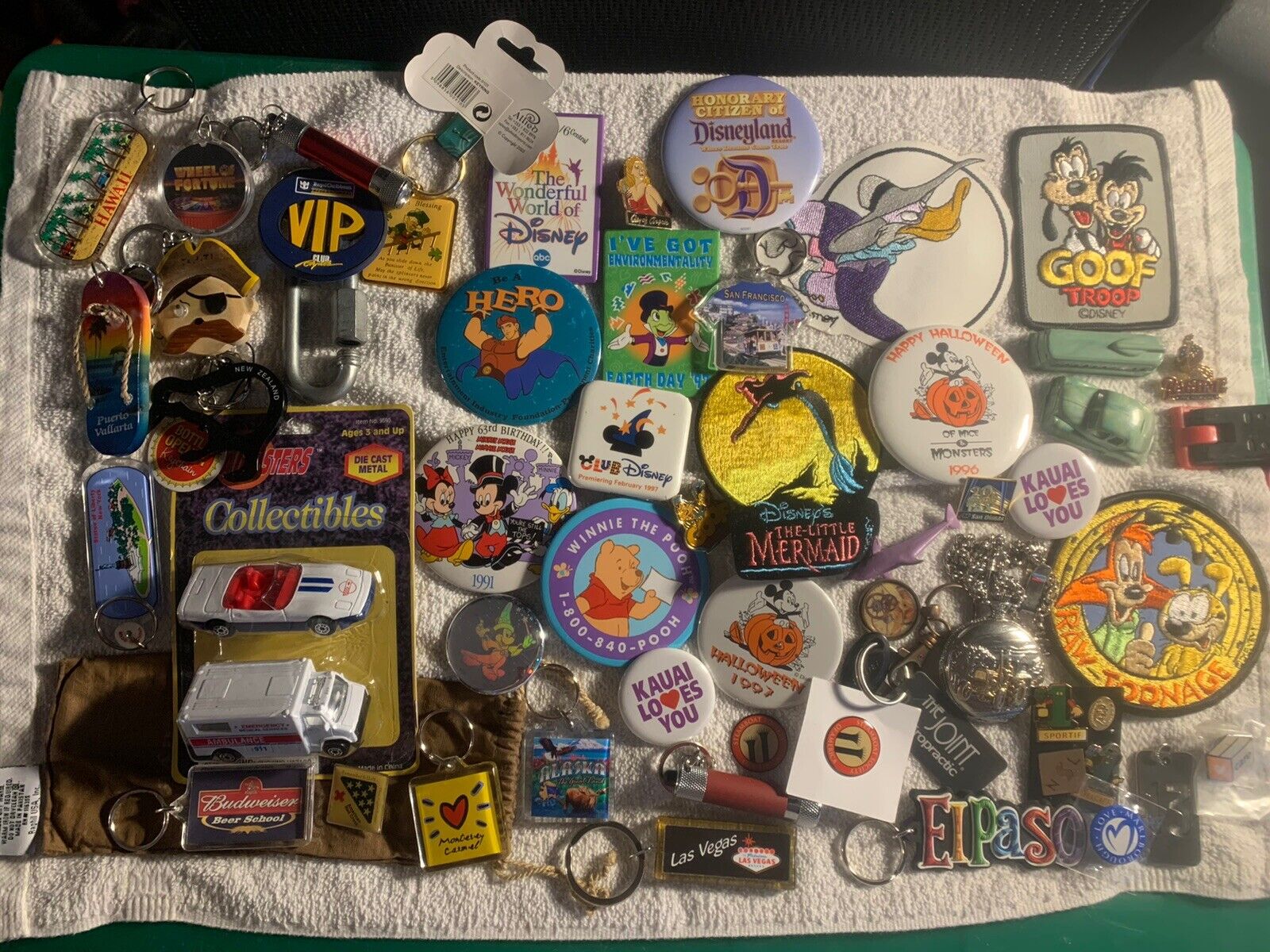 LOT OF VINTAGE ASSORTED COLLECTIBLE PATCHES, BUTTONS AND TRINKETS