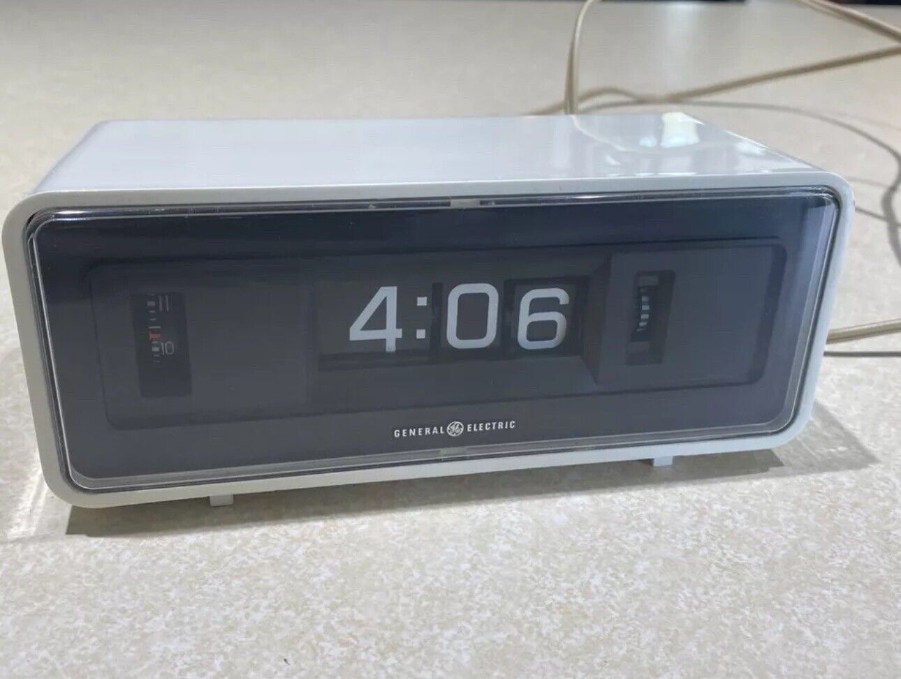 Vintage GE General Electric Simplistic MCM White Flip Panel Roll Alarm Clock EUC