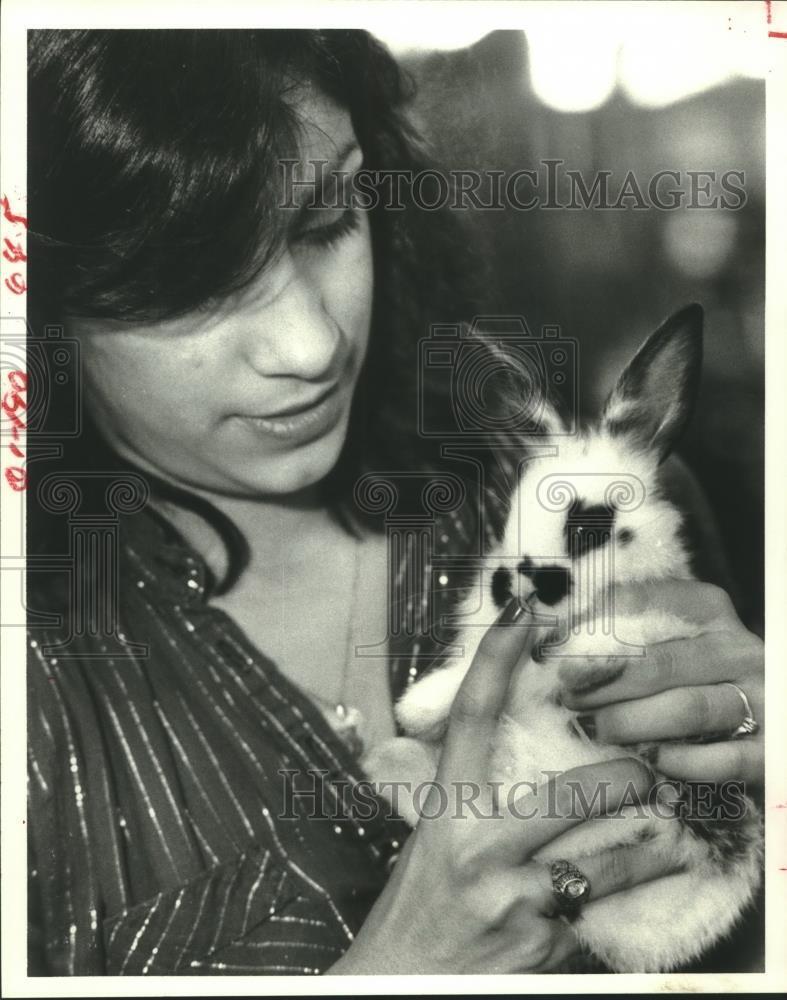 1979 Press Photo SF Austin FFA member Gloria Garza holds rabbit in Texas