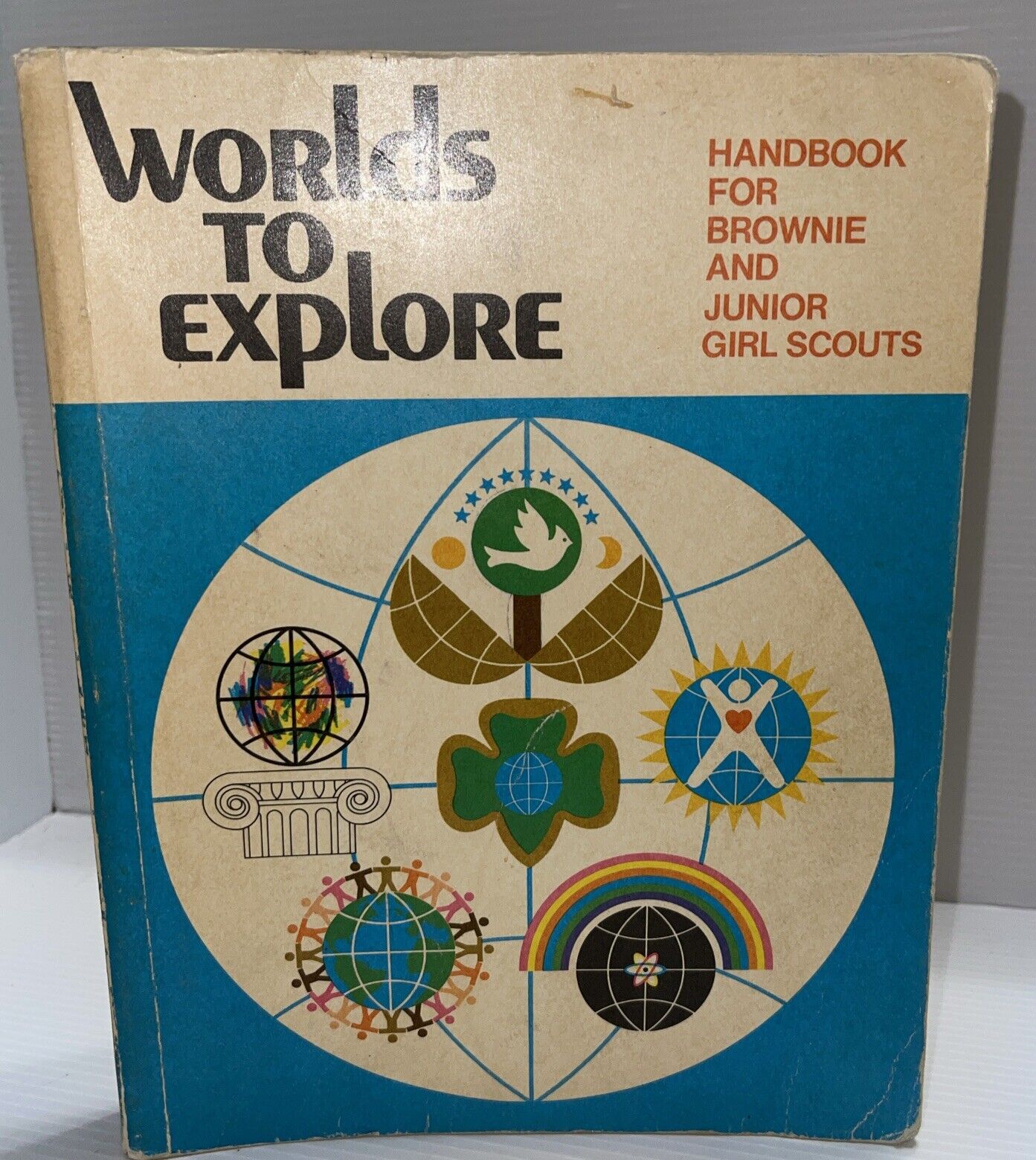 Vintage 1977 GIRL SCOUT HANDBOOK BROWNIE AND JUNIOR - WORLDS TO EXPLORE