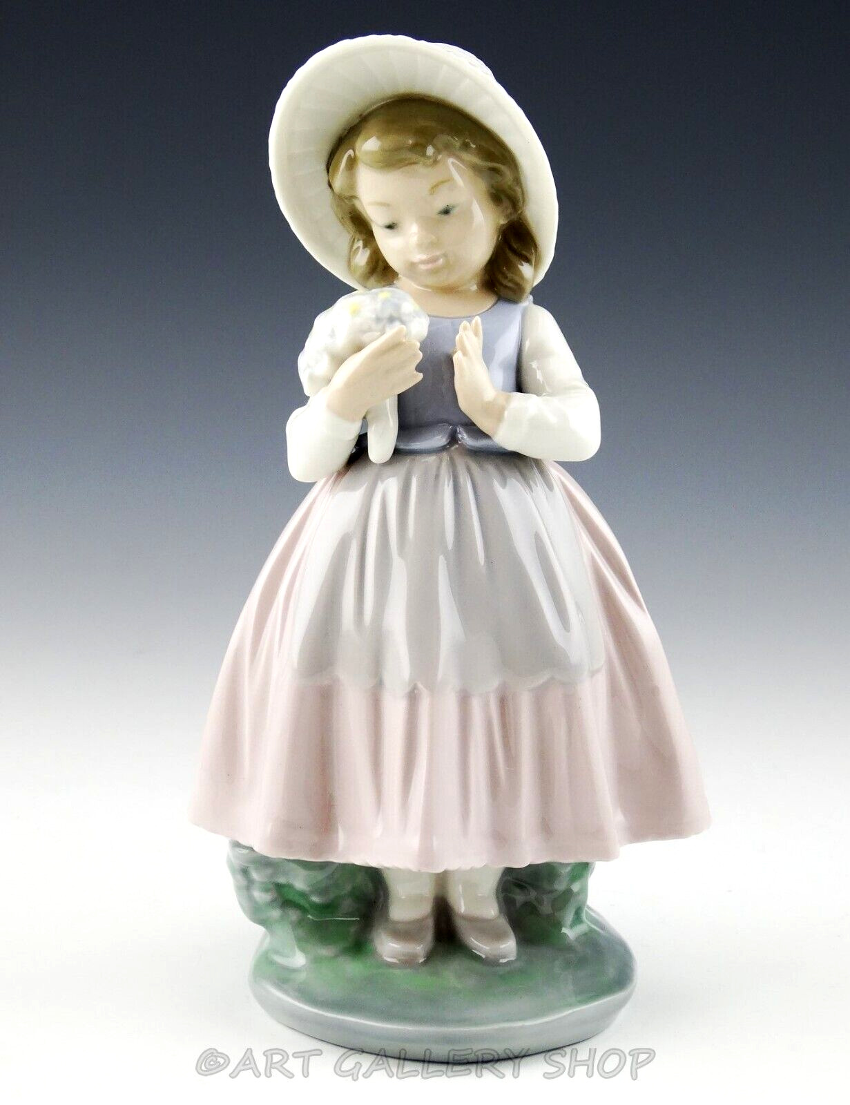 Nao Lladro Figurine GIRL WITH FLOWER BOUQUET #348 Retired Mint